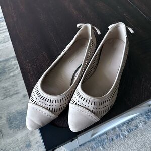 Elegant Beige Women's Flats Size 7.5 Brand Restricted